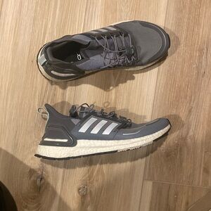 Adidas tennis shoes
Size 7.5